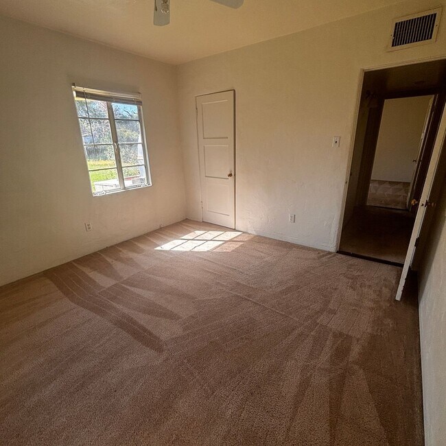 Building Photo - Spacious 3 Bed / 2 Bath Tempe Home – Avail...