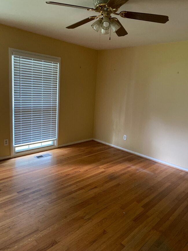 Building Photo - 708 W Walnut St