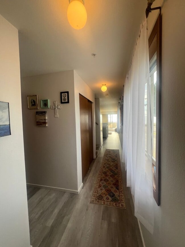 Building Photo - 2Bd 2Ba Waterfront Mariners Cove Condo in ...