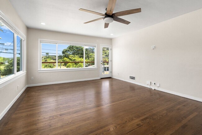 Building Photo - Beautiful Duplex In Highly Desirable San Rafael!