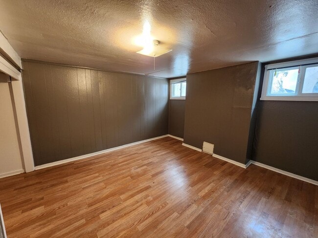 Building Photo - F99if500 (Duplex) ***