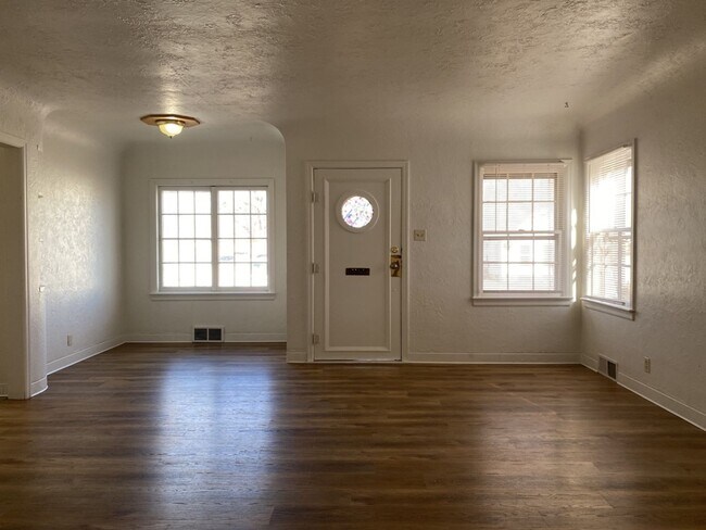 Building Photo - 2 Bed / 2 Bath Home - Close to UNC