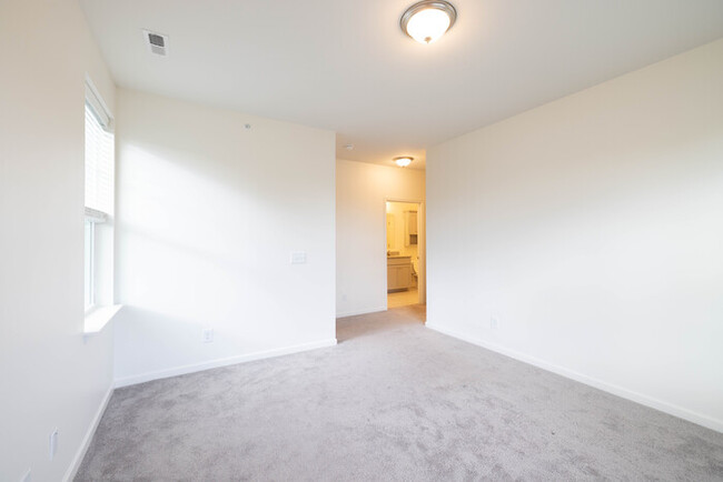 Building Photo - BEAUTIFUL 3BD 2.5 BTH Apartment home