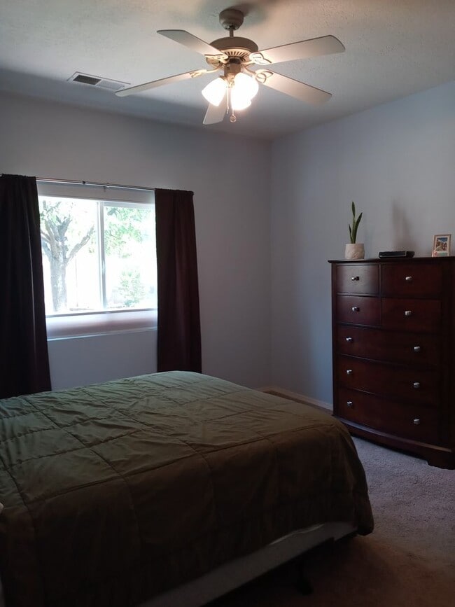 Building Photo - GREAT AREA!