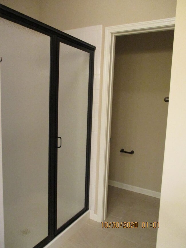 Building Photo - Village at Olentangy Crossing 0081