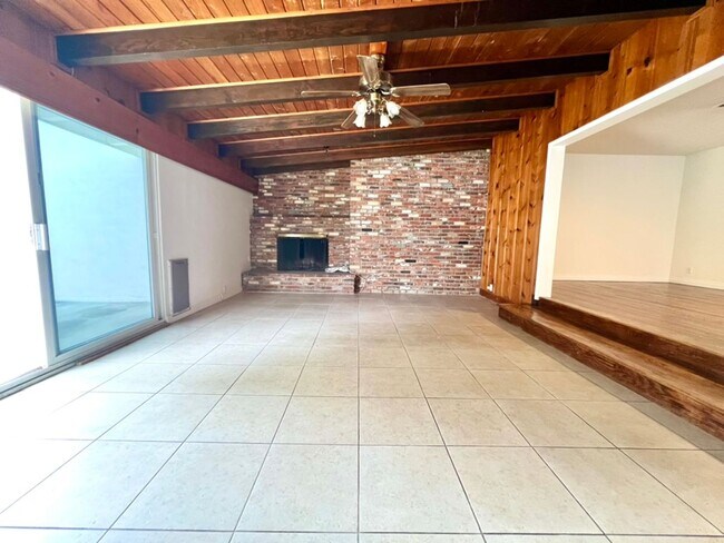Building Photo - 3 bedroom  2 bathroom