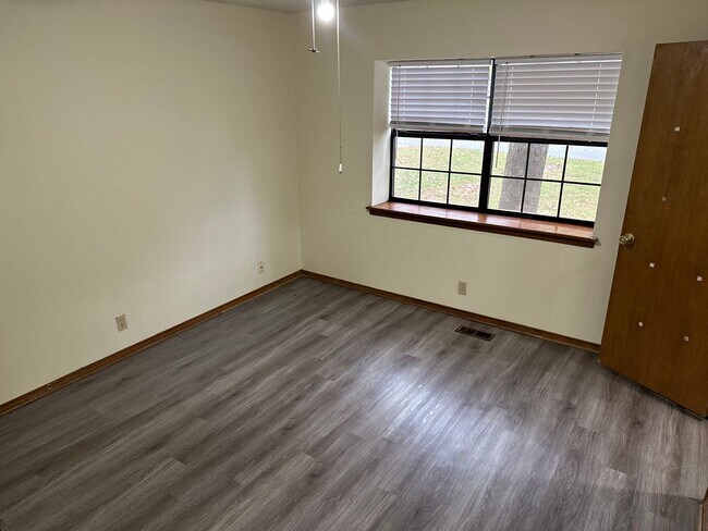 Building Photo - Available 7/1!  Spacious 3 Bedroom, 2 Full Bathroom Rogers Home in Quiet Neighborhood