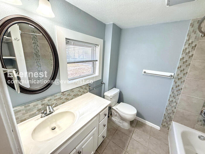 Building Photo - 5005 6th Ave S