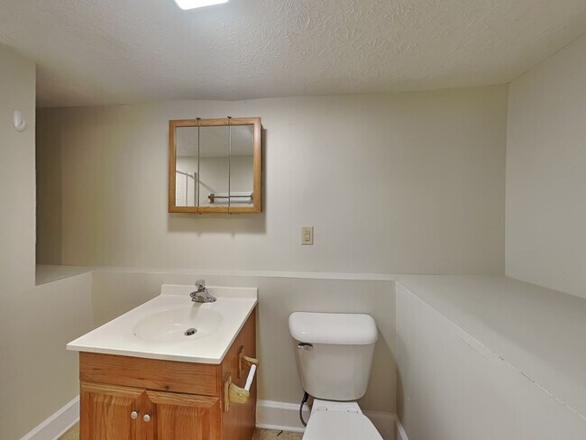 Building Photo - 1391 Indianola Ave