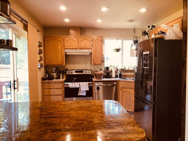 Building Photo - Welcome to Your Dream Home in the Lake Com...