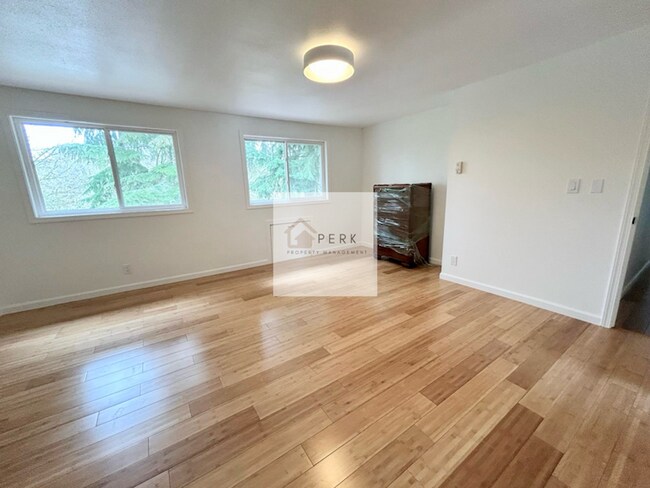 Building Photo - Beautiful 5 Bedroom / 3 Bath Home