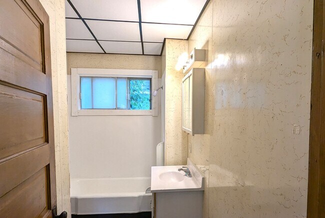 Building Photo - 1674 Manz St