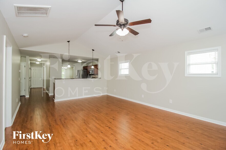 Building Photo - 20 Oakbrook Dr