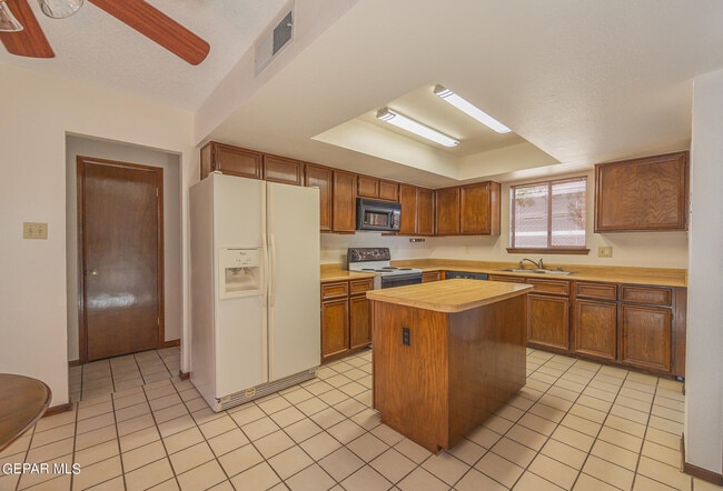 Building Photo - 6851 Ridge Top Dr