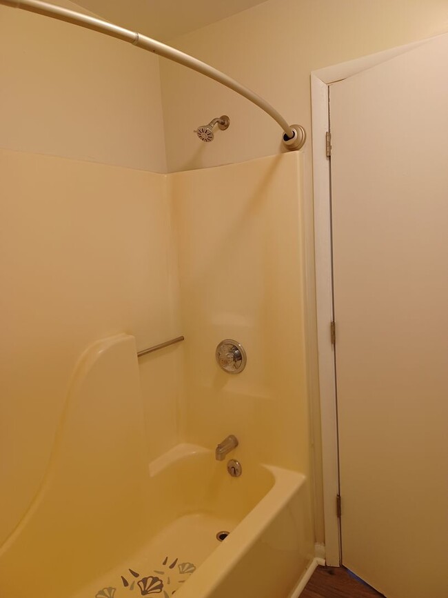 Building Photo - 2nd floor 2 bedroom condo in Hampton