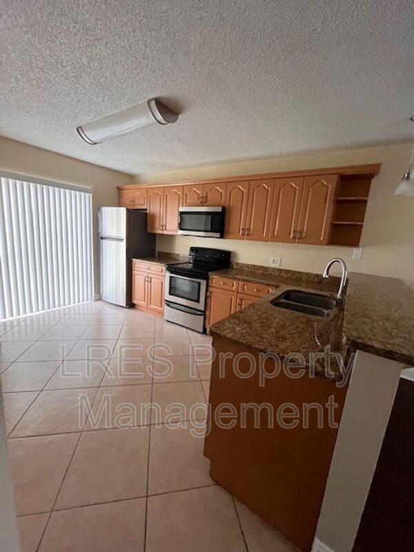 Building Photo - 3651 N Goldenrod Rd