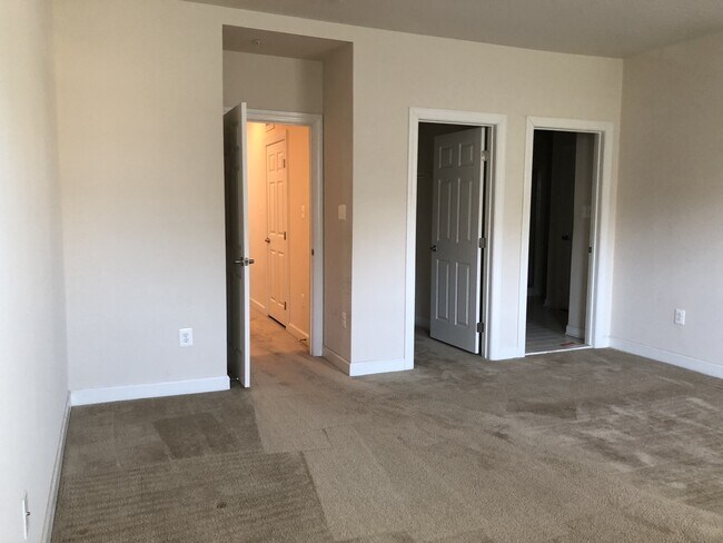Building Photo - 2 Level Townhouse/condo with one car garage in the Watkins Mill Town Center