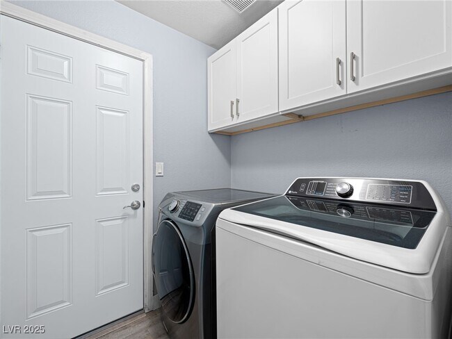 Building Photo - 4749 Califa Dr