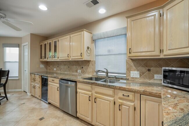 Building Photo - 9631 Bavaria Dr