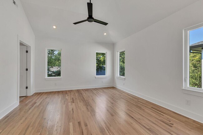 Building Photo - 5917 Robertson Ave