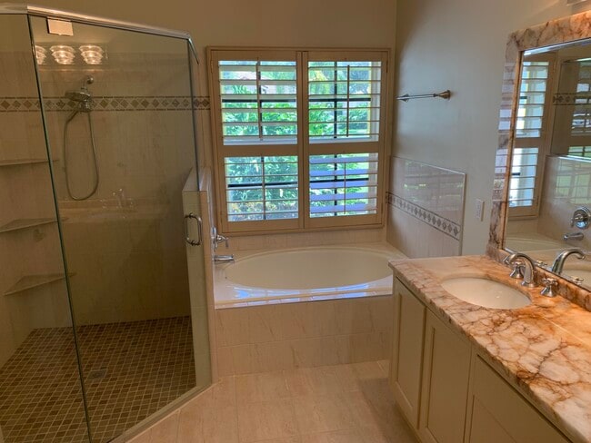 Building Photo - 11301 Edgewater Cir