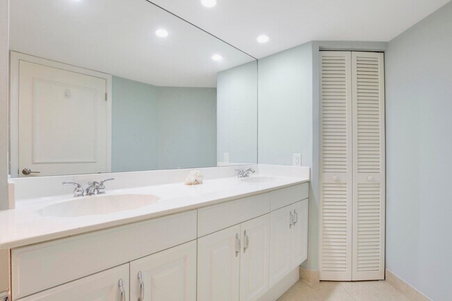 Building Photo - 600 Ocean Dr