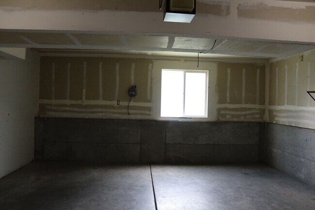 Building Photo - 975 E 170 N