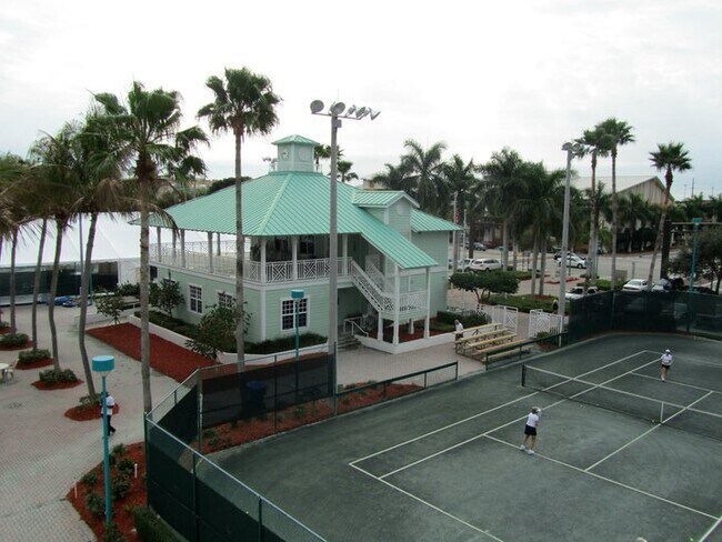 Tennis Courts - 2455 Lindell Blvd