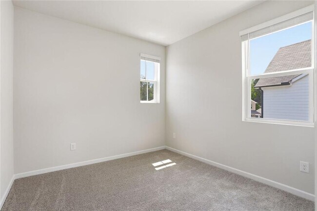 Building Photo - 142 Henley St