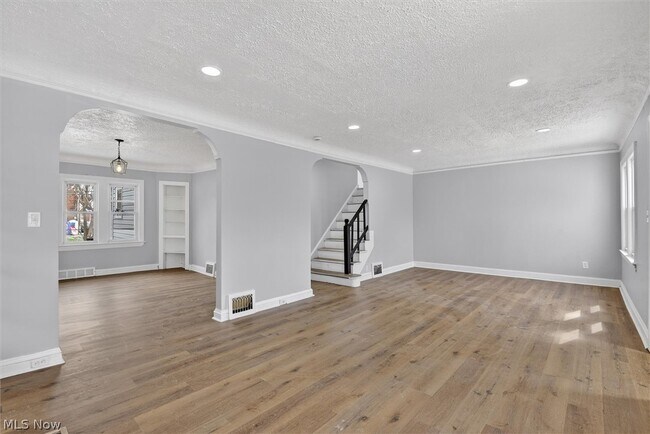 Building Photo - 231 E 210th St