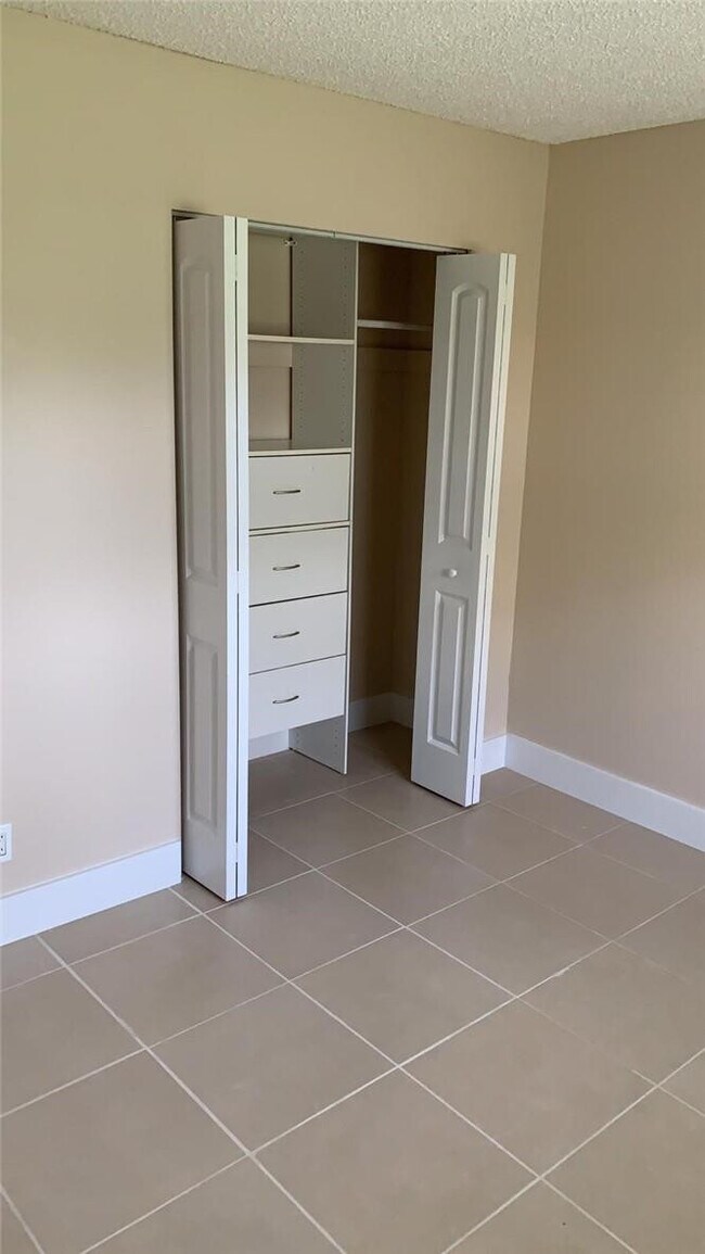 Building Photo - 5180 NE 6th Ave