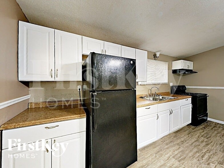 Building Photo - 805 Robinwood Dr