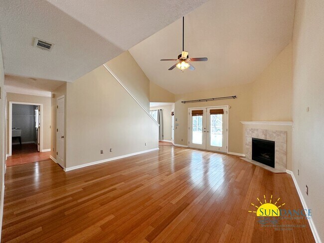 Building Photo - Lakefront home with Enclosed pool centered between Eglin and Hurlburt