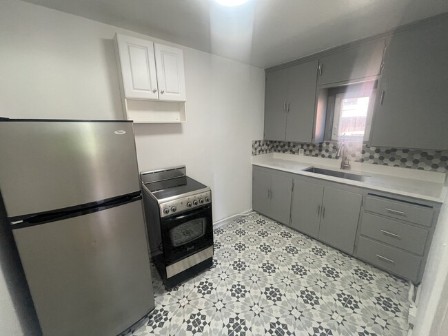 Building Photo - Renovated Apartment Near the University of...