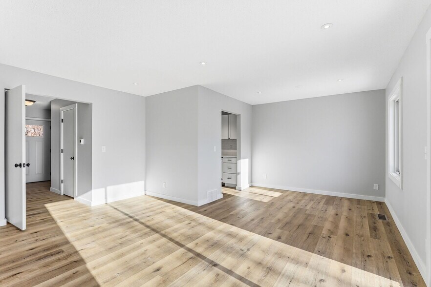 Building Photo - 351 W Eagle Lake Dr