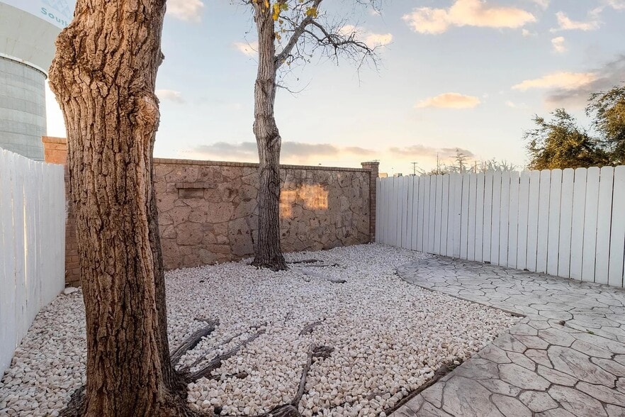 Building Photo - 7105 N 5th St