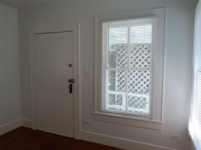 Building Photo - 2924 1/2 Bernardo De Galvez Ave