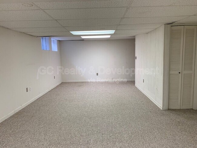 Building Photo - 87 W Surrey Ln