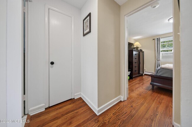 Building Photo - 11 Manor Dr