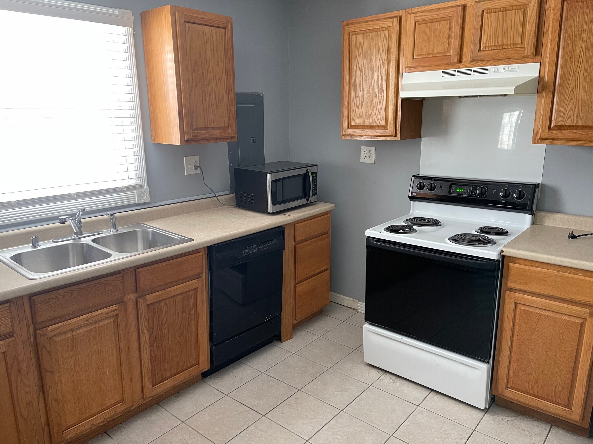 Building Photo - 1592 E 236th St