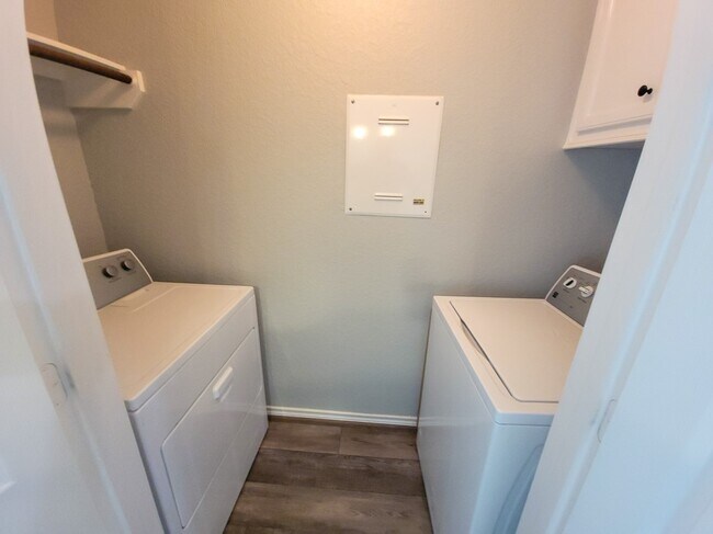 Building Photo - 115 Sendero Dr