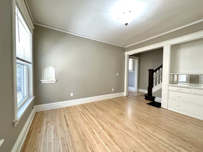 Building Photo - AVAILABLE JUNE - Beautifully Renovated 4 Bed 1 Bath in East Hillside