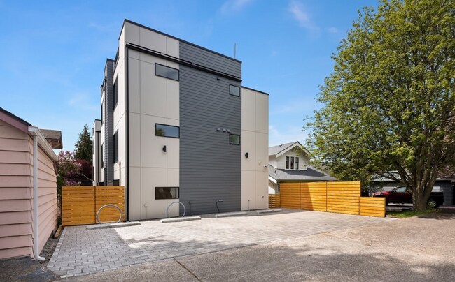 Building Photo - Enjoy Stunning City Views from This 2-Bedr...