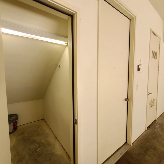 Building Photo - Spacious 3-Story Townhouse With Rooftop De...