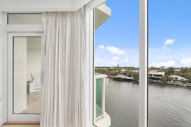 Building Photo - 20201 E Country Club Dr