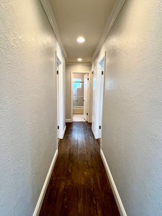 Building Photo - 4 Bedroom home available in Huntington Beach