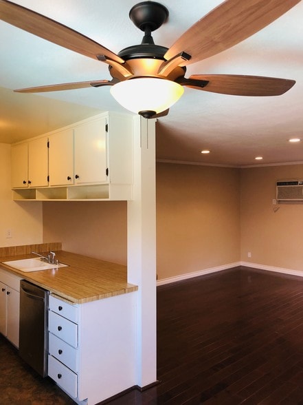 Kitchen/living room - 3907 La Crescenta Ave