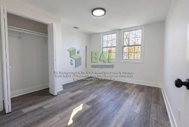 Building Photo - 1418 E 10th St