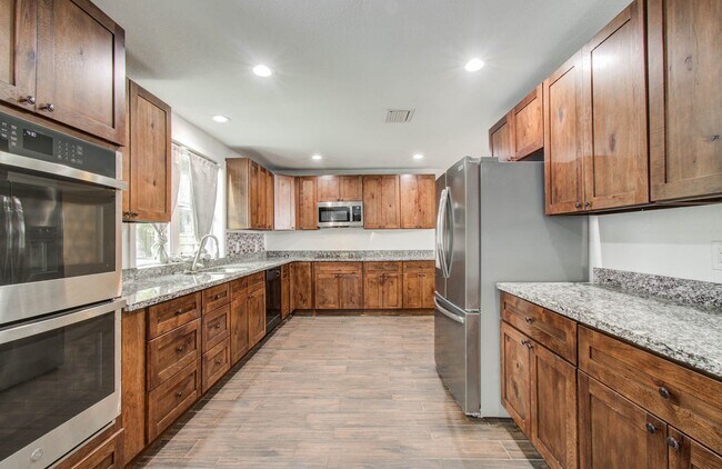 Building Photo - 536 Robert E Lee Dr