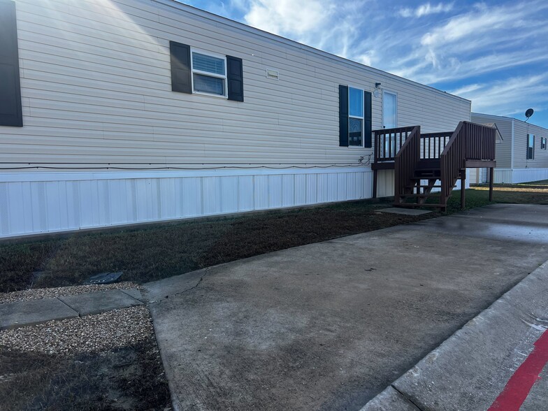 Building Photo - 709 N Collins Fwy